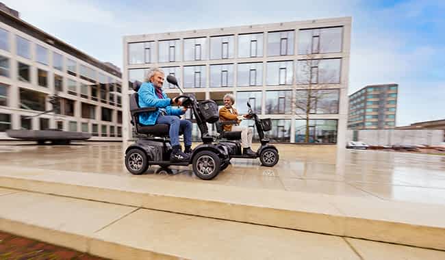 Un scooter Life Mobility Presto roulant sur un trottoir